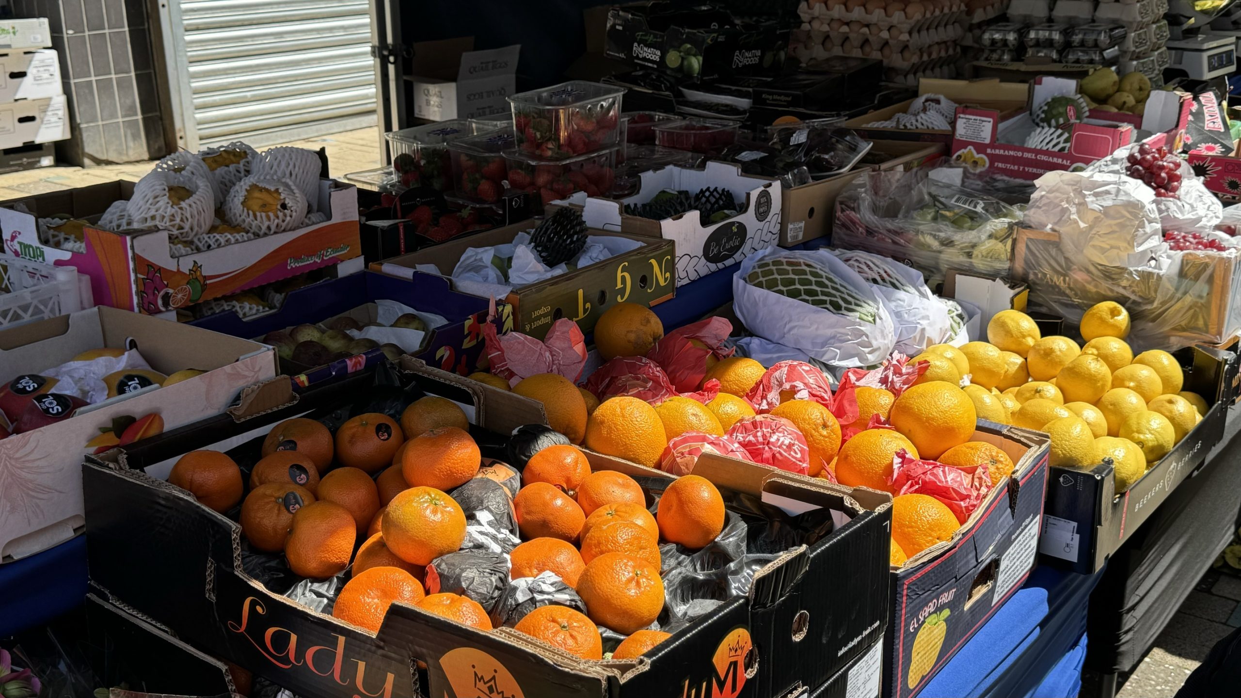 A photo of a fresh fuit stand